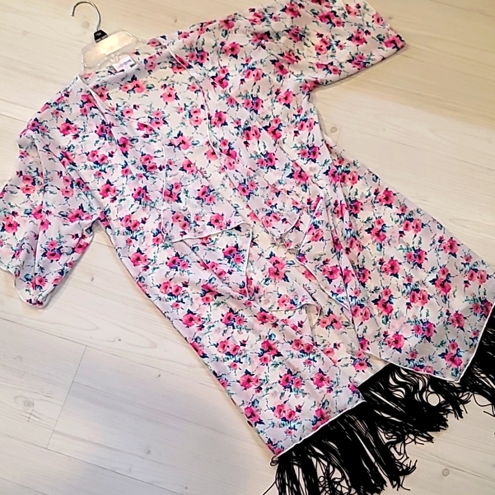 Lularoe Monroe kimono fringe. Size small